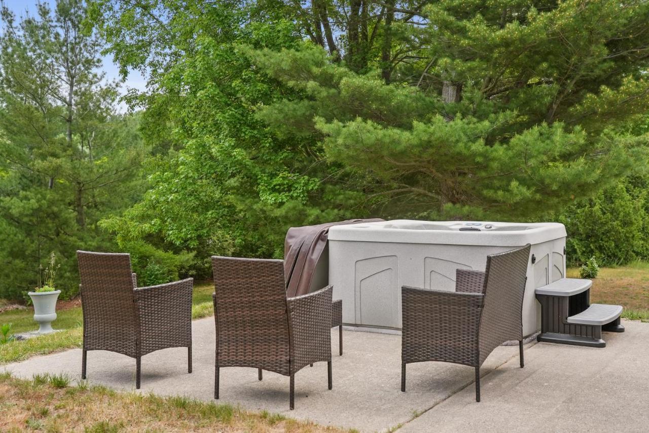 Long Lake Retreat- Hot Tub, Pool Table, Firepit Traverse City Eksteriør bilde